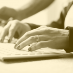 kvinna skriver på tangentbord