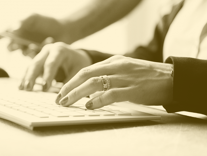 kvinna skriver på tangentbord